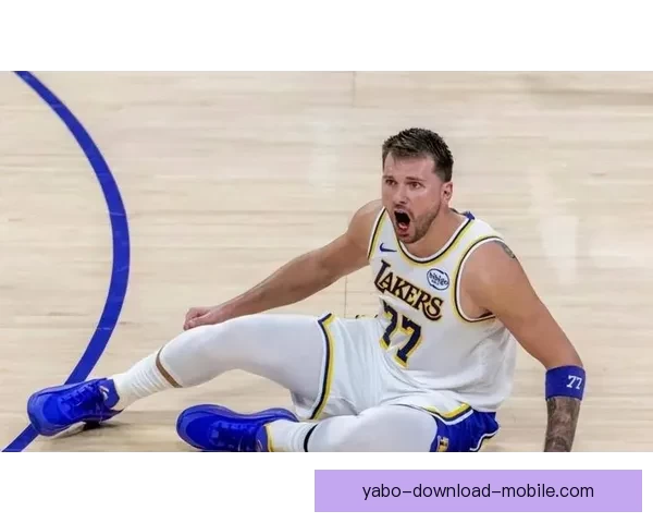 东契奇突破遭遇腿筋拉伤紧急退出比赛 返回更衣室进行治疗